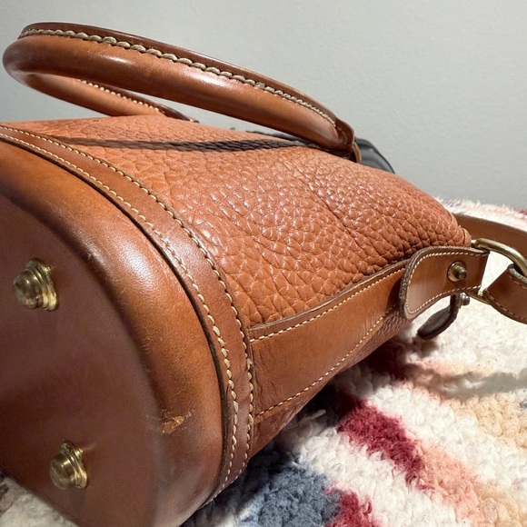 🦆Dooney & Bourke Vintage All Weather Tan Small Norfolk Case Leather Shoulder Bag - Picture 6 of 8